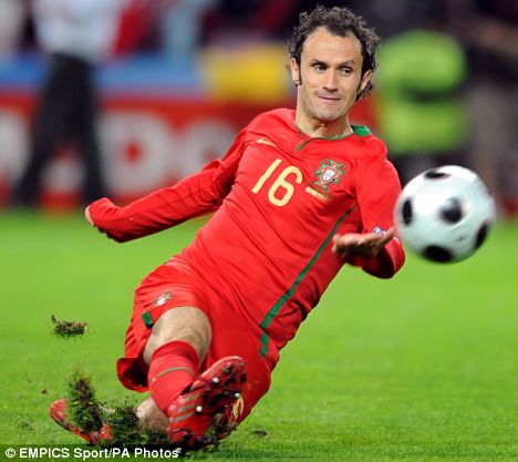 Trung vệ kỳ cựu Carvalho bị loại khỏi danh sách dự EURO 2012